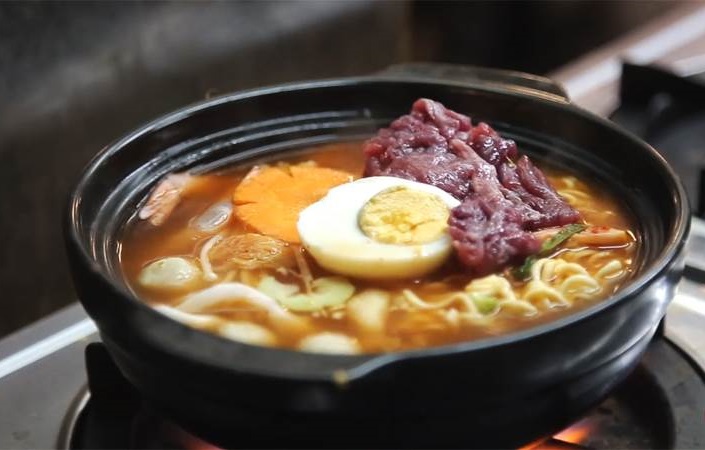 Mở quán mì cay cần bao nhiêu vốn? Cách lập kế hoạch chi tiết
