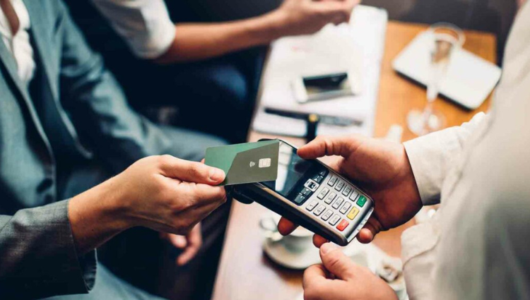 Thanh toán không tiền mặt làm dậy sóng thị trường Việt
