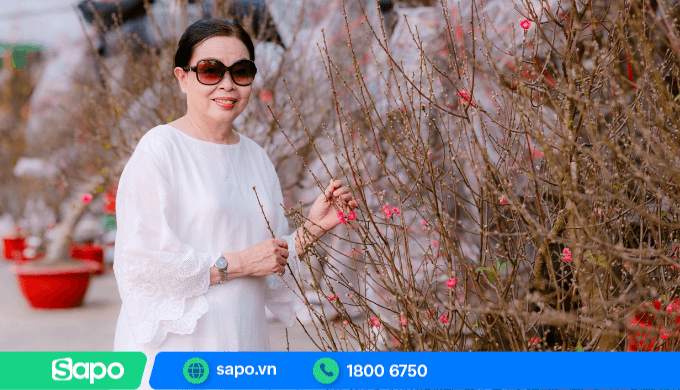 Khách đến checkin cửa hàng bán đào tươi