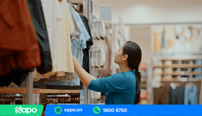 Khách đến cửa hàng mua sắm sau khi tìm hiểu trên internet