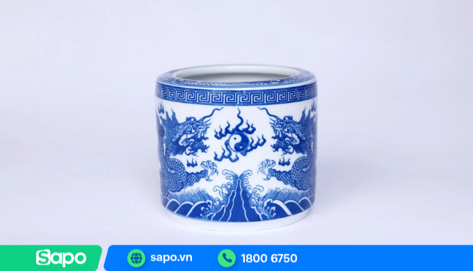 Bát nhang trên bàn thờ Thần Tài