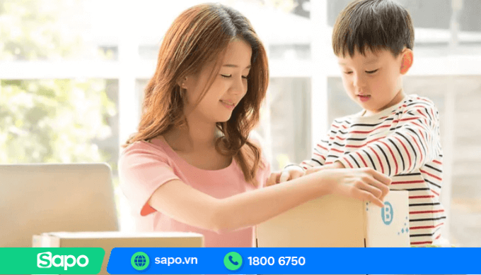 Đóng hàng gửi bưu điện với hộp cứng