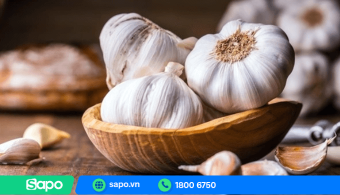 Chuẩn bị những củ tỏi đẹp, kích thước ngang nhau để làm