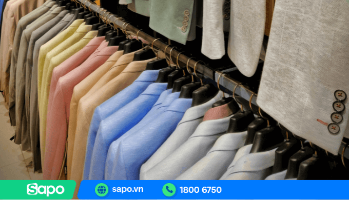Trang trí shop quần áo phong cách chủ đạo đơn giản