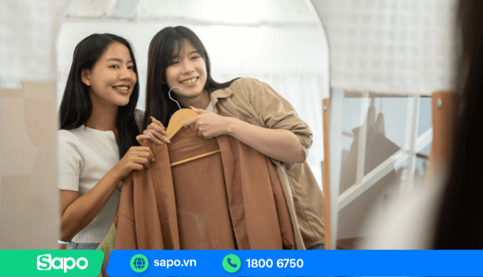 Gương thử đồ trong shop quần áo