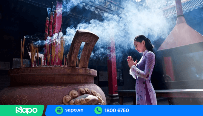 Đi chùa cầu bình an và may mắn