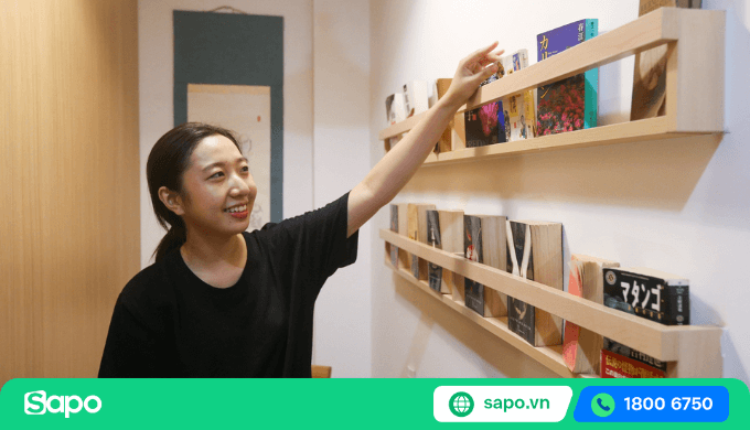 Kệ sách của quán cafe