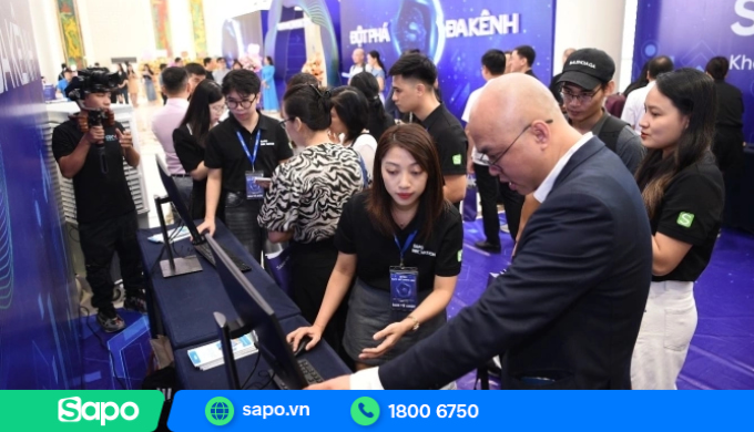 Khách hàng trải nghiệm tại Sự kiện Sapo Innovation 2024 - Ra mắt nền tảng bán hàng hợp kênh ứng dụng AI