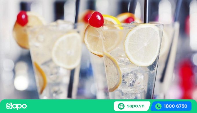 Cocktail pha chế bằng rượu, soda và hoa quả