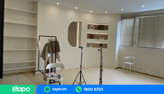 Decor góc livestream bán quần áo tối giản, gam màu hiện đại