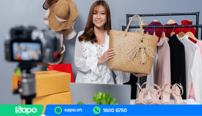 Decor livestream bán quần áo tối giản