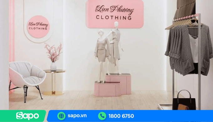 Không gian livestream bán quần áo đầy đủ ánh sáng