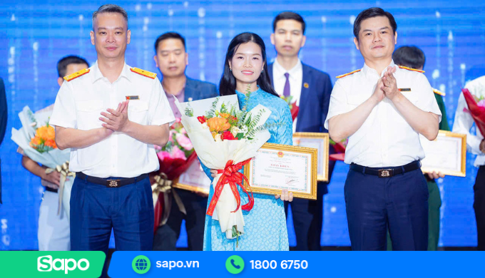 Bà Nguyễn Thị Minh Khuê - Phó Tổng giám đốc Công ty Cổ phần Công nghệ Sapo nhận bằng khen thưởng