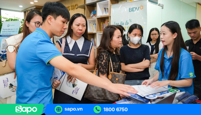 Gian hàng Sapo thu hút nhiều hộ kinh doanh đến trải nghiệm và được tư vấn trực tiếp về giải pháp Sapo 6870 và các công cụ quản lý thuế