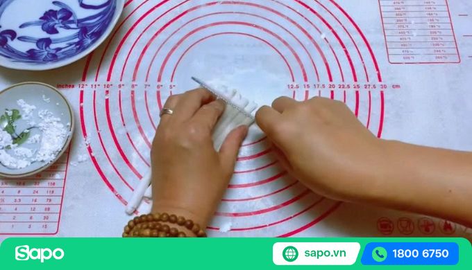 chia phần bột thành các que dài