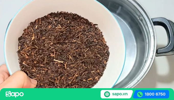 Cho trà đen vào nồi vào nồi