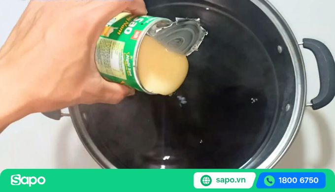 Cho đường và sữa đặc vào nồi và khuấy đều