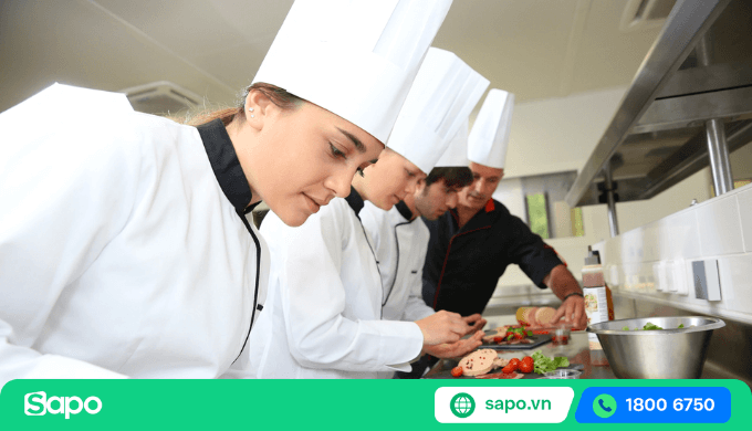 Trực tiếp chế biến các món ăn theo thực đơn