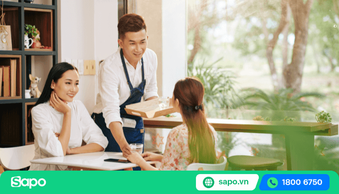 nhân viên trả đồ cho khách