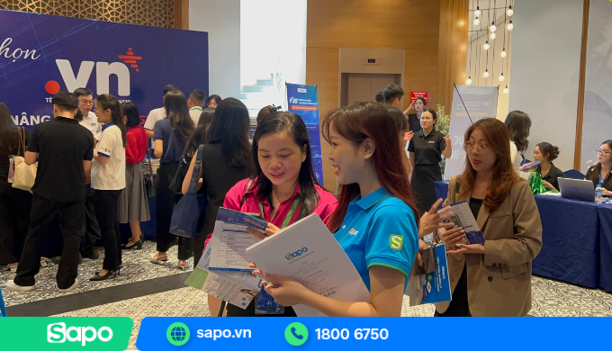 Chuyên viên Sapo trực tiếp tư vấn cho tham quan tại VOMF