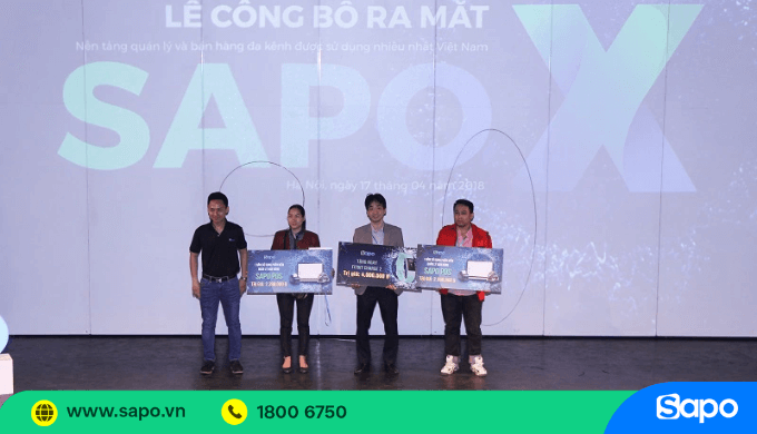 Các khách mời may mắn lên nhận giải