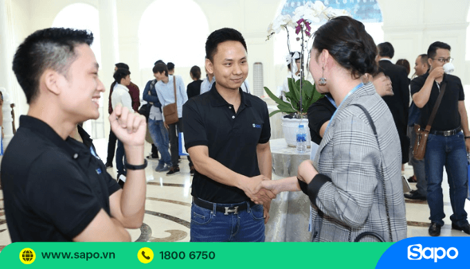 CEO Trần Trọng Tuyến gặp gỡ và hỏi thăm khách hàng