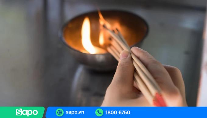 Thắp hương là một trong những cách đốt vía giải đen