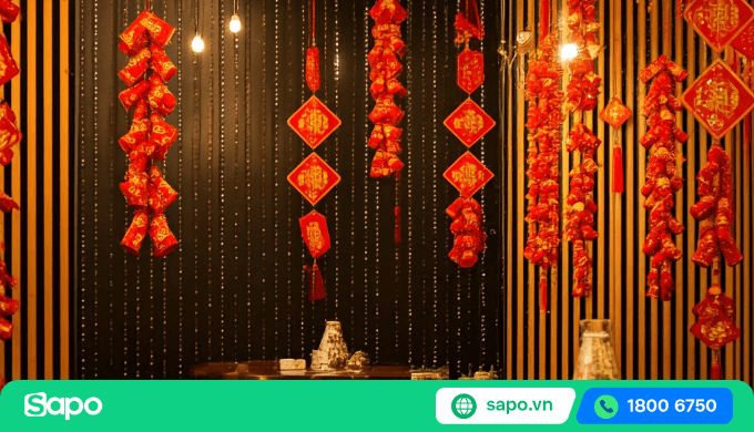 Trang trí Tết quán cà phê bằng dây pháo đỏ